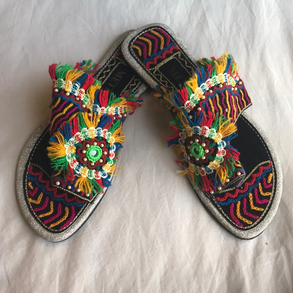 Unique size 6 Embroidered Ethnic flat slippers💕